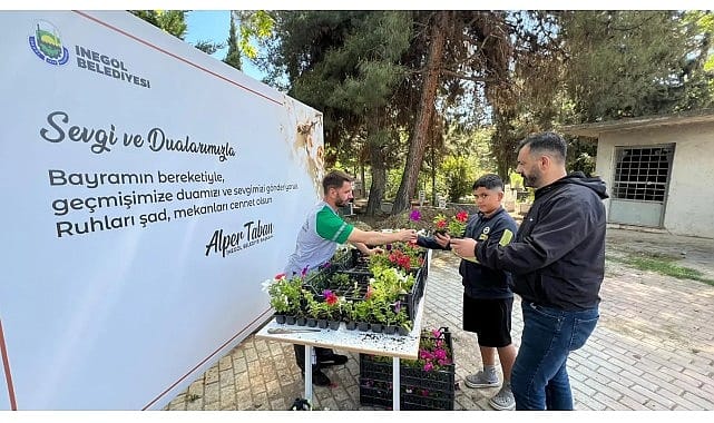 İnegöl Belediyesi Bayram Öncesi Mezarlıklarda Çiçek Dağıttı