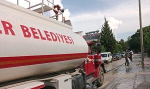 Kemer’de tozlu yollar yıkanıyor