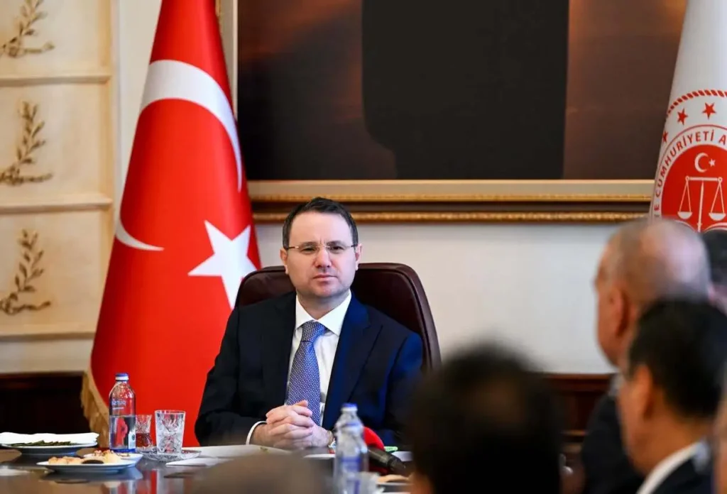 Bakan Gürlek Duyurdu: 7 İlde Dev Operasyon! Aralarında 6 Avukatın da Bulunduğu 54 Şüpheli Gözaltında